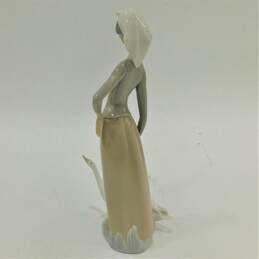 Lladro Girl With Geese 1035 Porcelain Figurine alternative image