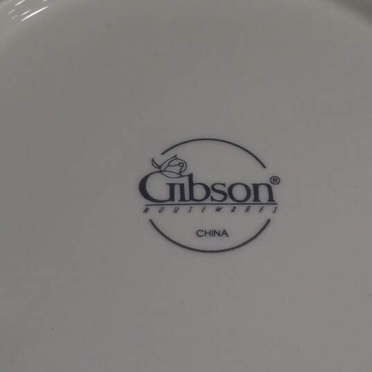 Bundle of 4 Gibson Housewares Floral Design Dinner Plates image number 3