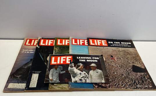 Lot of Vintage LIFE Magazine Issues from the Late 60s image number 1