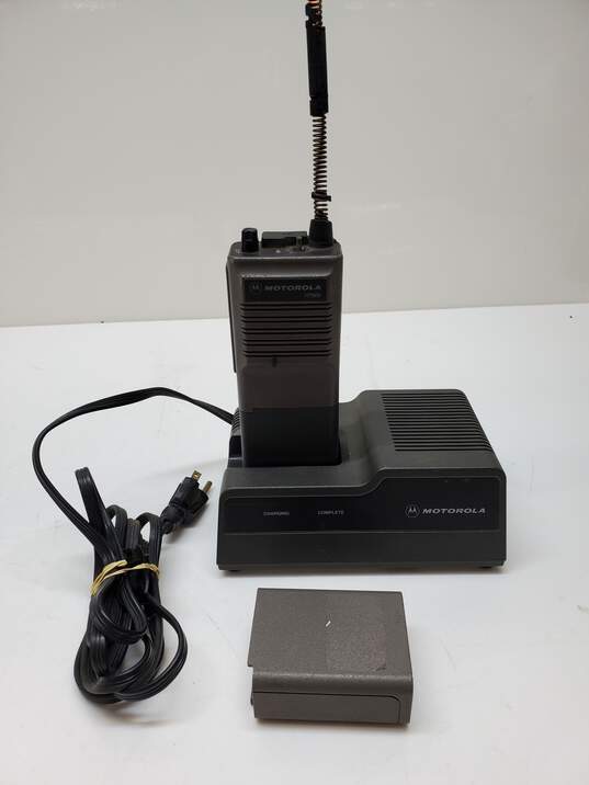 Motorola HT600 Handie-Talkie FM Radio and Charging Station Parts/Repair image number 1