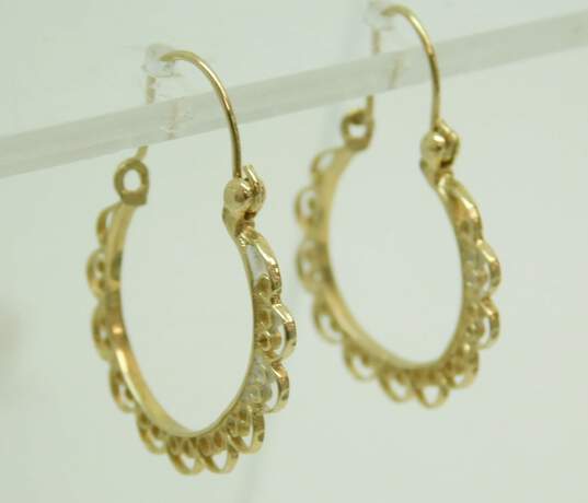 14K Gold Spun Scrolled Scalloped Hoop Earrings 1.6g image number 4