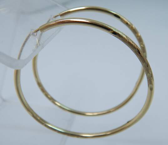 14K Yellow Gold Etched Brushed Accents & Smooth Tube Hoop Earrings 3.9g image number 3