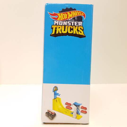 Hot Wheels Monster Trucks Big Air Breakout Playset image number 5