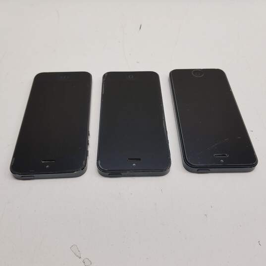 Apple iPhone 5 (A1428 & 1429) - Lot of 3 (For Parts Only) image number 3