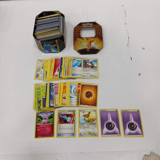 2lb Lot of Assorted Nintendo Pokemon Trading Card Singles in Collector Tin image number 1