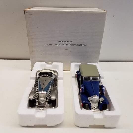 12 Diecast Classic Cars and Display Case image number 4