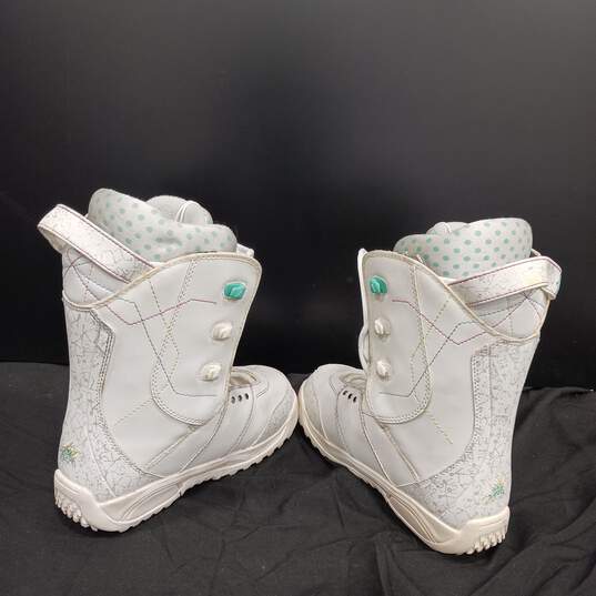 Woman's White K2 Snowboard Boots Size 6 image number 4