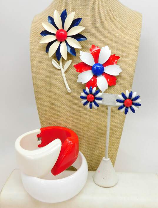 Vintage Americana Mod Flower Red White & Blue Jewelry 145.4g image number 1