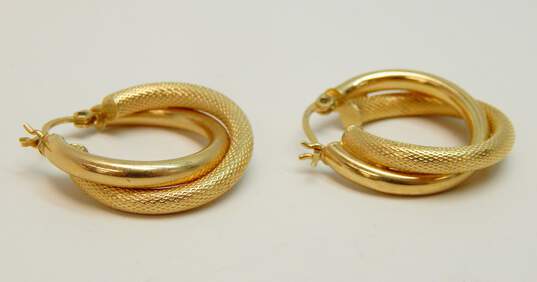 14K Yellow Gold Textured & Polished Interlocked Hoop Earrings 3.8g image number 3
