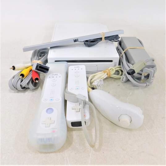 Nintendo Wii W/ 2 Controllers and 1 Nunchuck image number 1