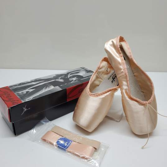 Capezio Women's Ballet Dance Pointe Shoes Size 8.5M #120 w/ BOX image number 1