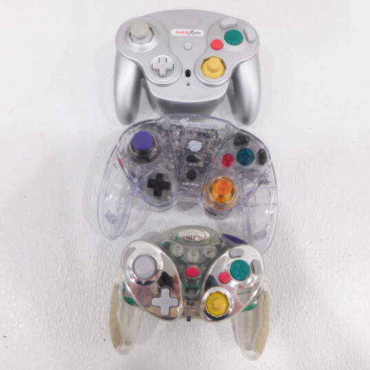 25 Nintendo Gamecube Controllers Mostly Wired image number 2