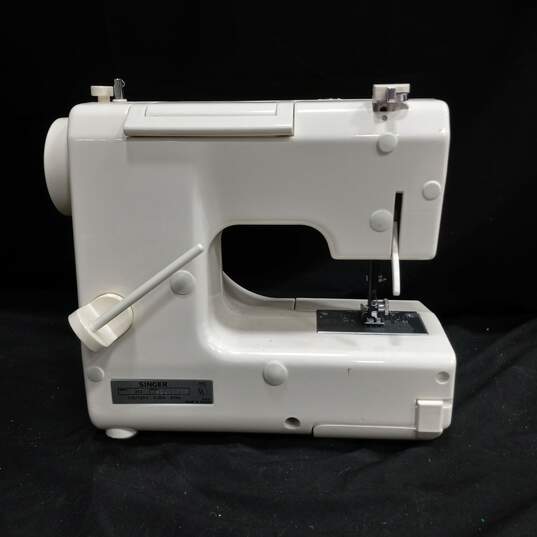 Singer Merritt Model 212 Mini Sewing Machine image number 3