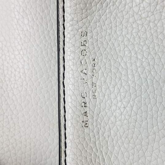 Buy the AUTHENTICATED Marc Jacobs New York White Leather Foldover ...