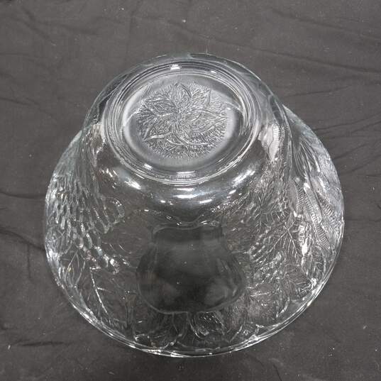 Vintage Clear Pressed Glass Fruit Bowl image number 4