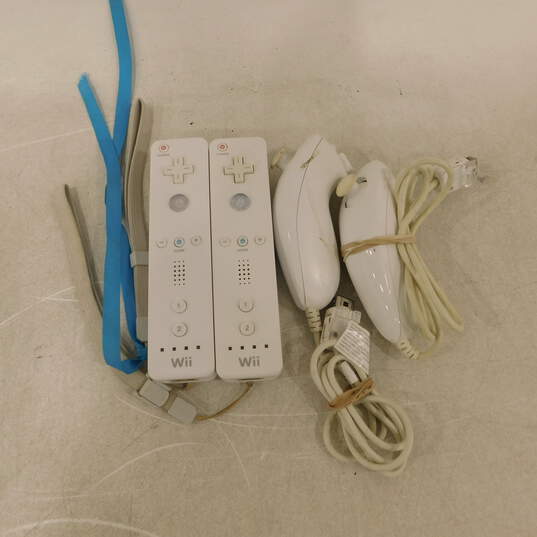 Nintendo Wii  w/3Games and 2 Controllers image number 6