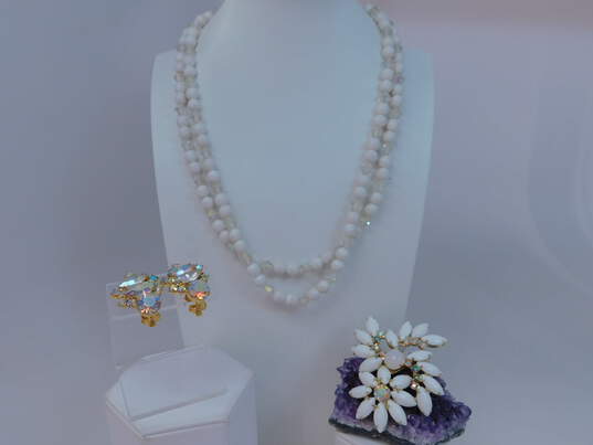 Vintage Gold Tone Aurora Borealis & White Costume Jewelry 90.0g image number 1