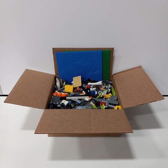 9lbs Assorted LEGO Building Bricks & Pieces Bundle image number 1