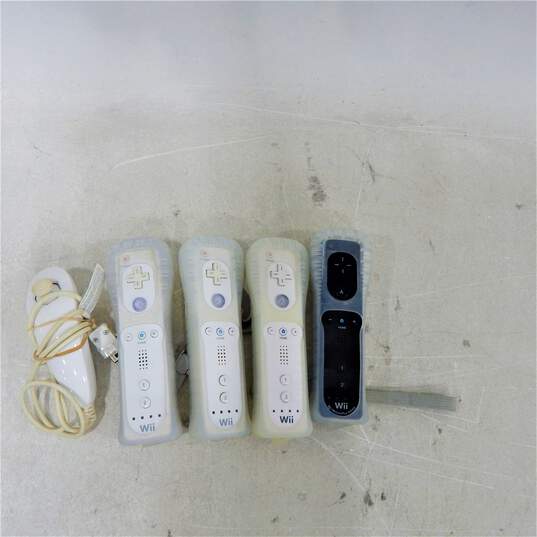 Nintendo Wii W/ 4 Controllers Super Mario Galaxy image number 5