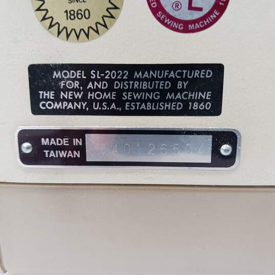Vintage New Home Sewing Machine Model SL-2022 image number 4
