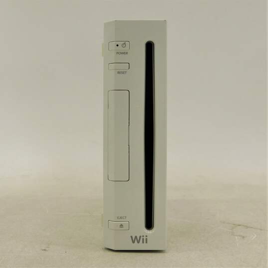 Nintendo Wii with 4 Games image number 2