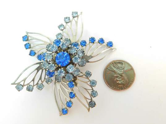 Vintage Silvertone Icy Blue & Clear Rhinestones Abstract Screw Back Earrings Flower Brooches & Fur Clip 32.9g image number 3