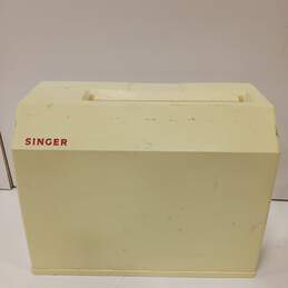 Singer Portable  Sewing Machine in Case alternative image