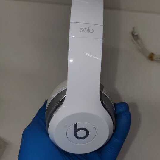 Untested Beats Solo Over-the-Ear Headphones White & Silver w/ Case P/R image number 3