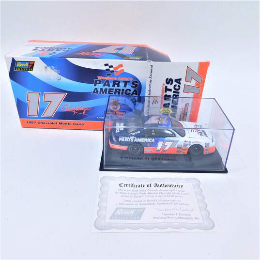 1:24 Revell #17 Darrell Waltrip 1997 Chevy Monte Carlo Die Cast Box with COA image number 1