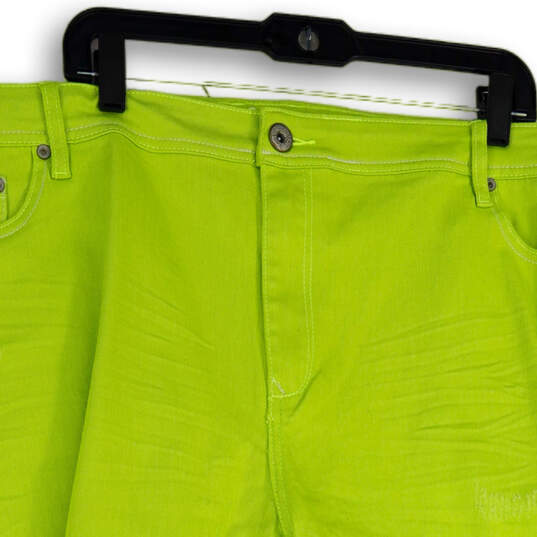 NWT Womens Green Denim Medium Wash Pockets Distressed Bermuda Shorts Sz 52 image number 3