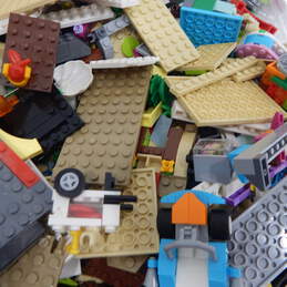 5.1 lbs. LEGO Mixed Pieces Bulk Box alternative image
