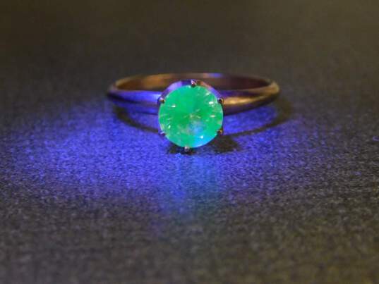 Vintage 10K Yellow Gold Round UV Reactive Spinel Solitaire Ring 1.4g image number 3