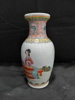 Vintage Vase, Chinese Porcelain alternative image