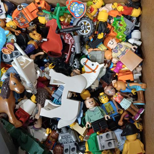 Bulk Assorted Lego Minifigs and accessories image number 3