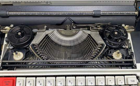 Olivetti Lettera 36 portable typewriter w/ hard shell case image number 4