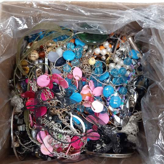 8.9lb Bulk of Assorted Costume Jewelry image number 1