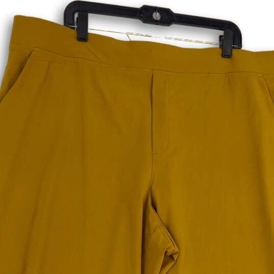 NWT Womens Gold Elastic Waist Pockets Pull-On Cropped Pants Size 22 image number 3
