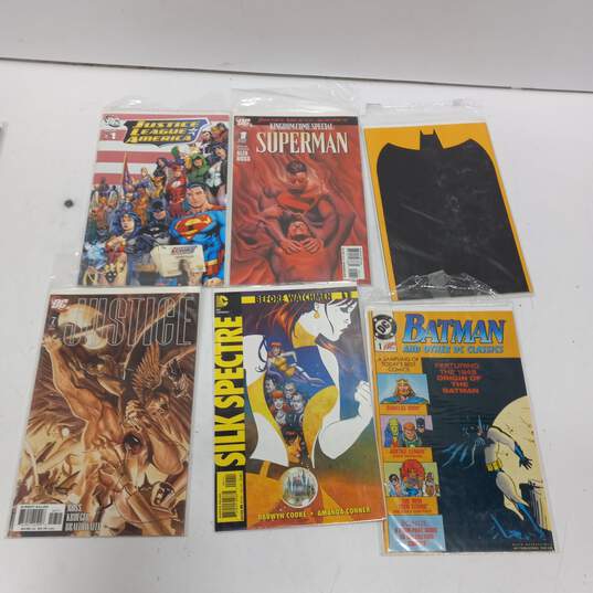 Bundle of Assorted Comic Books image number 7