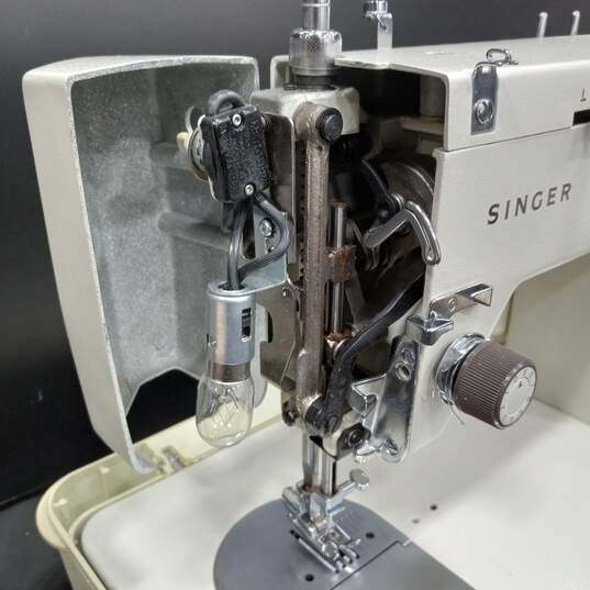Singer 5102 Electric Sewing Machine with Accessories in Case image number 3