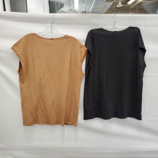 Lot of 2 NWT Everlane T-Shirts Black & Brown sz M image number 2