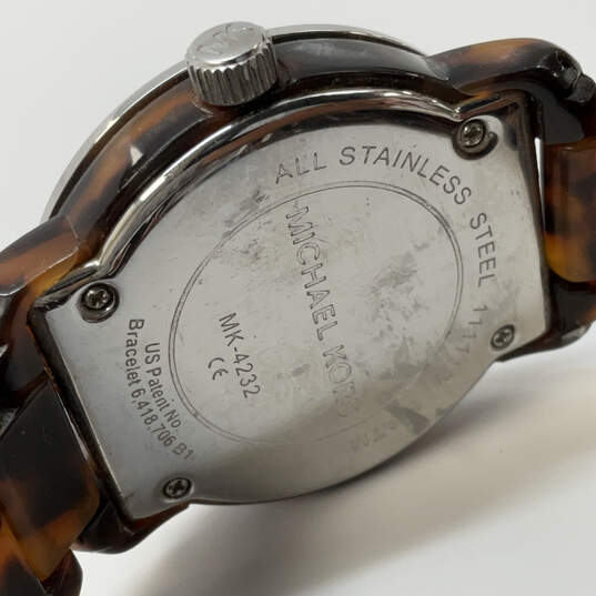 Designer Michael Kors Silver-Tone Tortoise Acrylic Analog Quartz Wristwatch image number 3