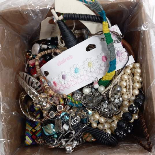 6.8lb Bulk of Assorted Costume Jewelry image number 2