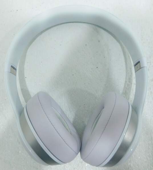 White Beats SOLO Wired Headphones w/ Case image number 2