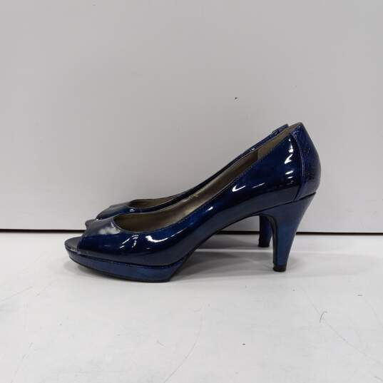 Bandolino Metallic Blue Heels Women's Size 8.5M image number 2