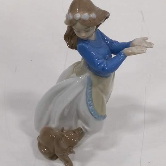 Pair of Lladro Women Figurines image number 4