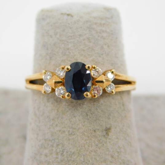 10K Yellow Gold Oval Sapphire 0.14 CTTW Diamond Ring 1.8g image number 2