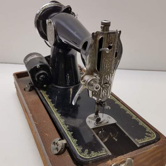 Vintage Singer Universal SA16853 Sewing Machine image number 3
