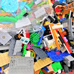 6.2 lbs. Of Mix LEGOS Bricks And Pieces alternative image