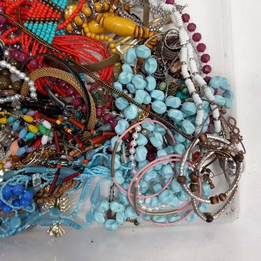4.7lb Bulk of Mixed Variety Costume Jewelry image number 3