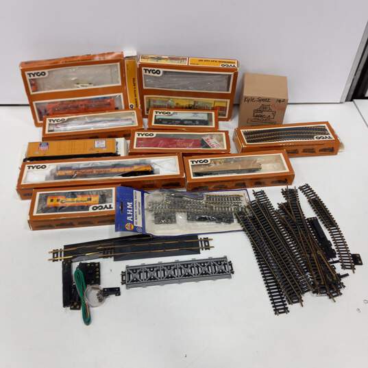 Tyco HO Scale Model Train Cars & Tracks Accessories image number 1